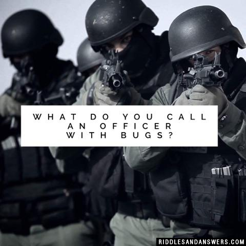 带着窃听器的警官叫什么?